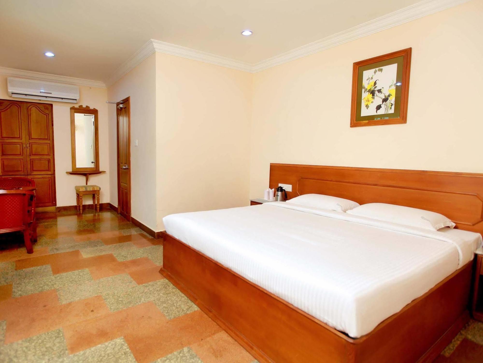 Grand Seasons Kochi Exterior foto